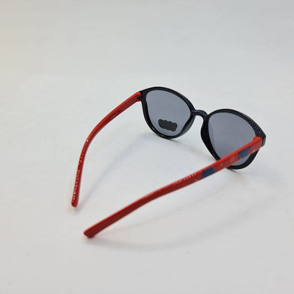 عکس از عینک آفتابی گربه ای پلاریزه بچگانه با فریم مشکی رنگ و دسته قرمز مدل tr6005