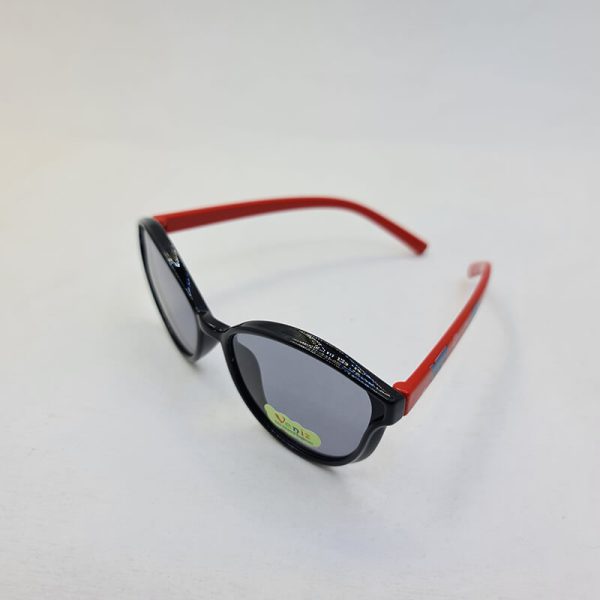 عکس از عینک آفتابی گربه ای پلاریزه بچگانه با فریم مشکی رنگ و دسته قرمز مدل tr6005