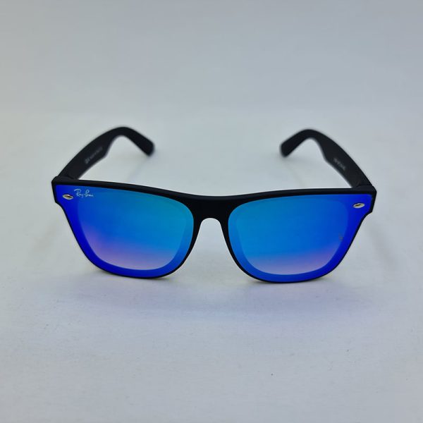 عکس از عینک آفتابی ray-ban با لنز آینه ای آبی و فریم مشکی مات مدل 3588