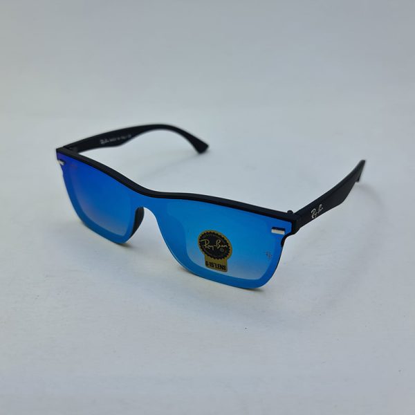 عکس از عینک آفتابی ray-ban با لنز آینه ای آبی و فریم مشکی مات مدل 4487