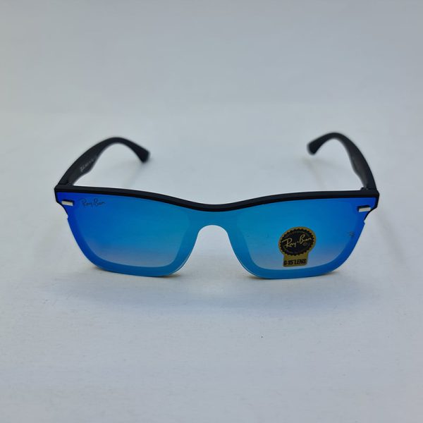 عکس از عینک آفتابی ray-ban با لنز آینه ای آبی و فریم مشکی مات مدل 4487