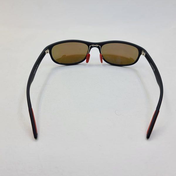 عکس از عینک ورزشی آینه ای پلاریزه با فریم مشکی مات و قرمز و لنز آبی مدل tr1001