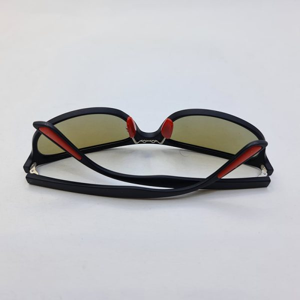 عکس از عینک ورزشی آینه ای پلاریزه با فریم مشکی مات و قرمز و لنز آبی مدل tr1001