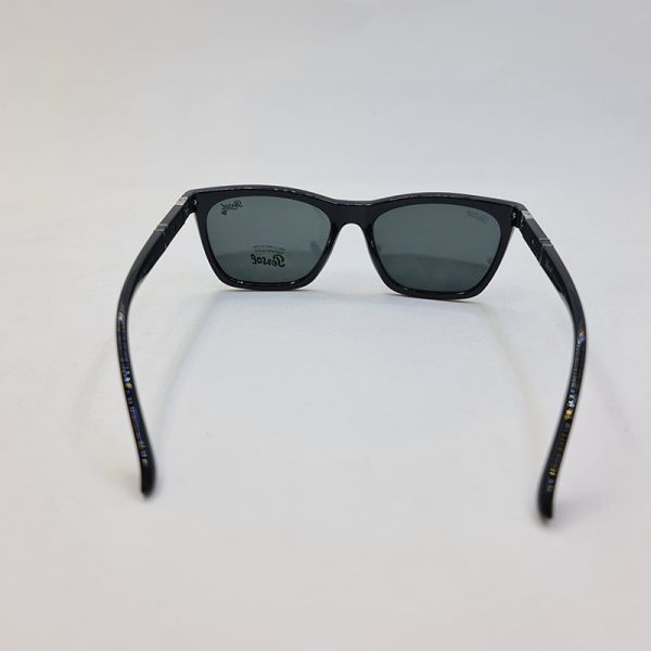 عکس از عینک دودی پرسول با فریم مشکی و عدسی سنگ و دسته فنری مدل po3220
