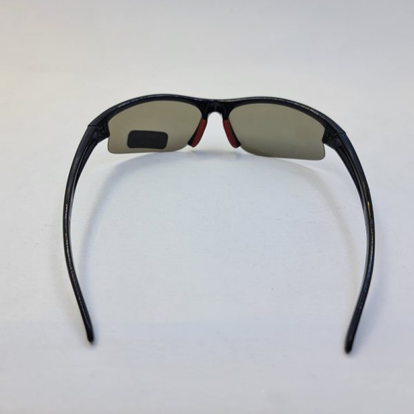 عکس از عینک ورزشی پلاریزه با فریم مشکی و عدسی دودی تیره و نیم فریم مدل hs8059
