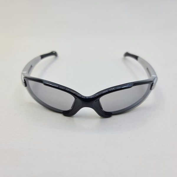 عکس از عینک آفتابی ورزشی با مشکی و دسته نقره ای رنگ مدل 115