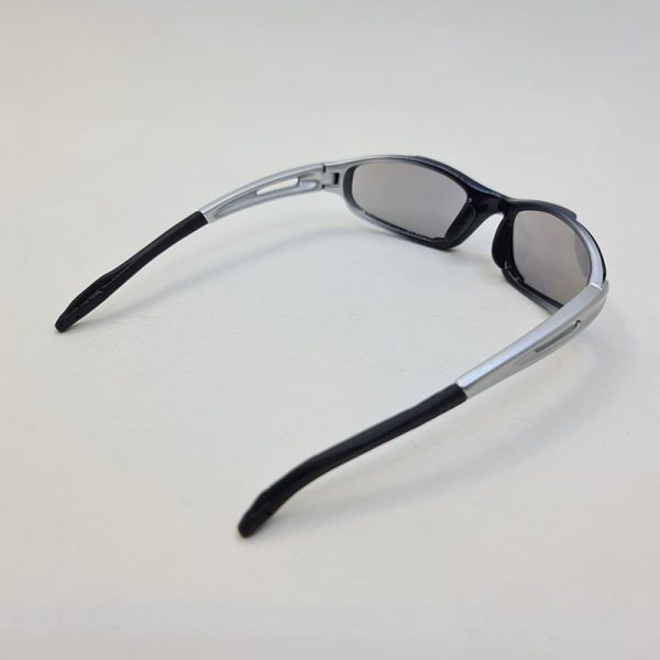 عکس از عینک آفتابی ورزشی با مشکی و دسته نقره ای رنگ مدل 115