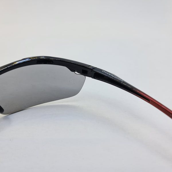 عکس از عینک آفتابی ورزشی با فریم مشکی و قرمز برند تورنادو tornado مدل tp507125