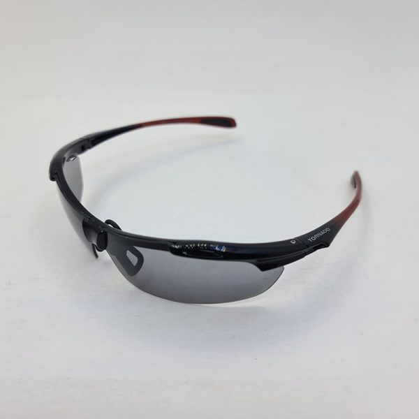 عکس از عینک آفتابی ورزشی با فریم مشکی و قرمز برند تورنادو tornado مدل tp507125