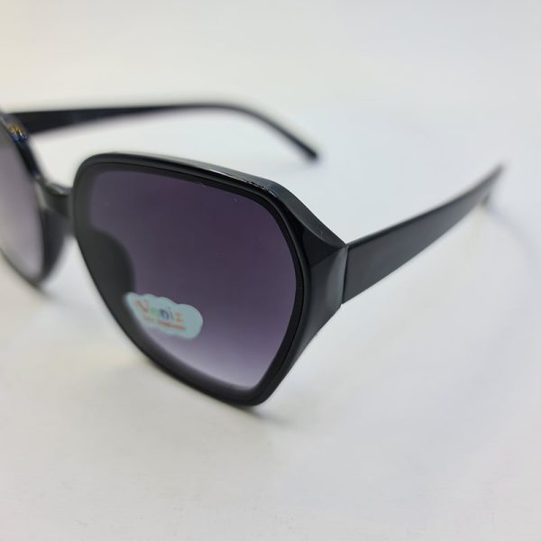 عکس از عینک آفتابی بچگانه با فریم و دسته مشکی و عدسی سایه روشن مدل 3091