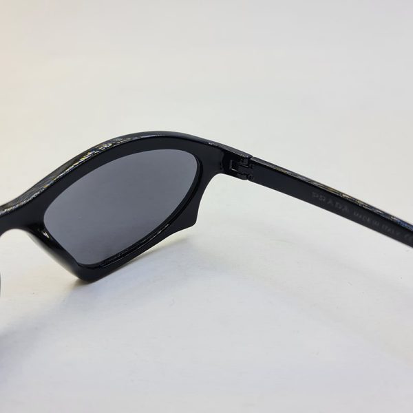 عکس از عینک آفتابی فشن balenciaga با فریم مشکی و عدسی دودی مدل lb4700