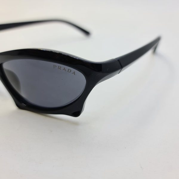 عکس از عینک آفتابی فشن balenciaga با فریم مشکی و عدسی دودی مدل lb4700