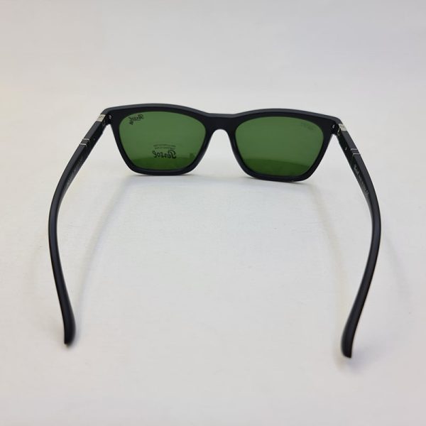 عکس از عینک آفتابی پرسول با فریم مشکی مات و عدسی شیشه ای سبز رنگ و دسته فنری مدل po3220