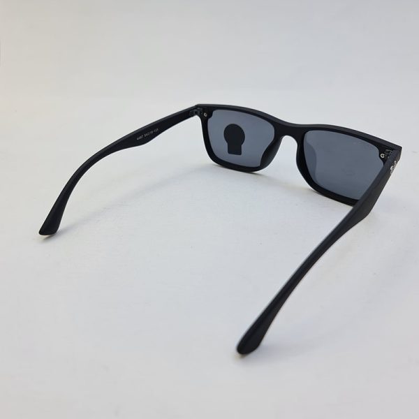 عکس از عینک آفتابی ray-ban با لنز آینه ای و نقره ای و فریم مشکی مات مدل 4487