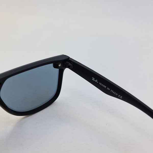 عکس از عینک آفتابی ریبن با عدسی آینه ای و نقره ای و فریم مشکی مات مدل 4687