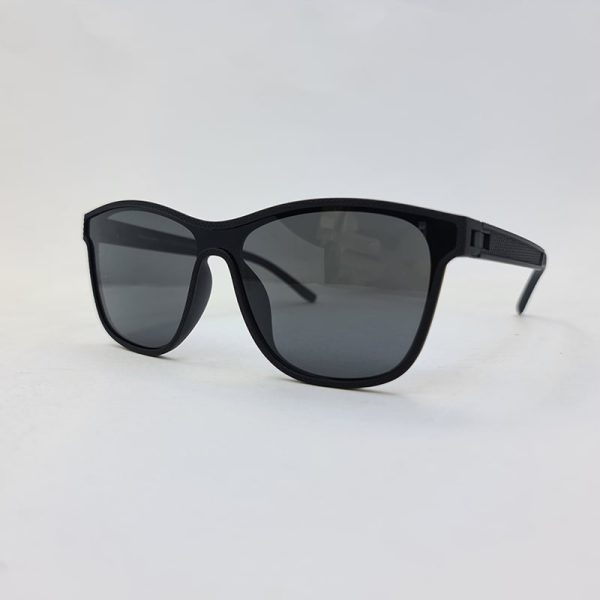عکس از عینک آفتابی پلاریزه و آنتی رفلکس بر فریم مشکی و دسته نشکن برند اوگا مدل 9294