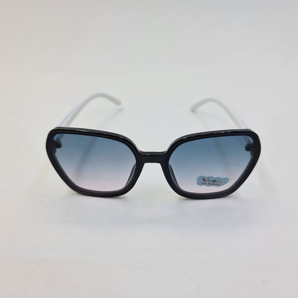 عکس از عینک آفتابی بچه گانه با فریم مشکی، دسته سفید و لنز دو رنگ مدل 3091