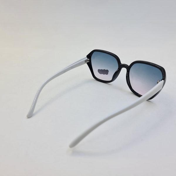 عکس از عینک آفتابی بچه گانه با فریم مشکی، دسته سفید و لنز دو رنگ مدل 3091