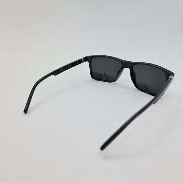 عکس از عینک آفتابی پلاریزه مشکی براق با فریم مستطیلی برند پلیس مدل 9474