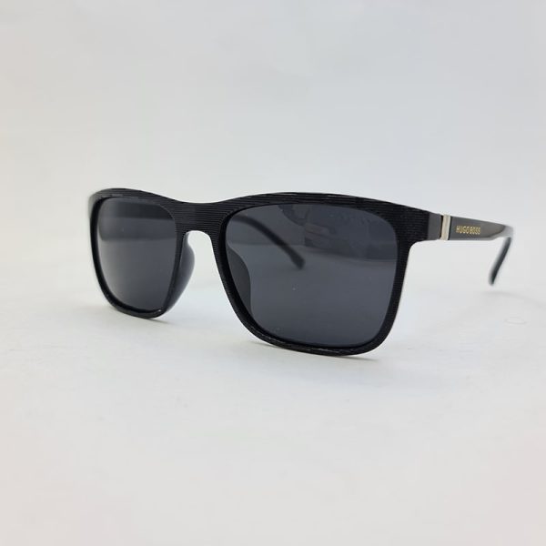 عکس از عینک آفتابی پولاریزه مشکی براق با فریم مستطیلی برند هوگو باس مدل 9529