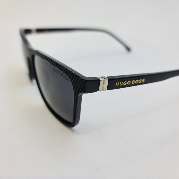 عکس از عینک آفتابی پولاریزه مشکی براق با فریم مستطیلی برند هوگو باس مدل 9529
