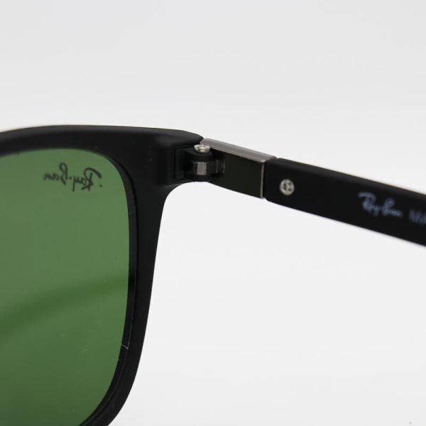 عکس از عینک آفتابی ریبن با فریم مشکی، مربعی شکل و لنز سبز رنگ و شیشه ای مدل m035