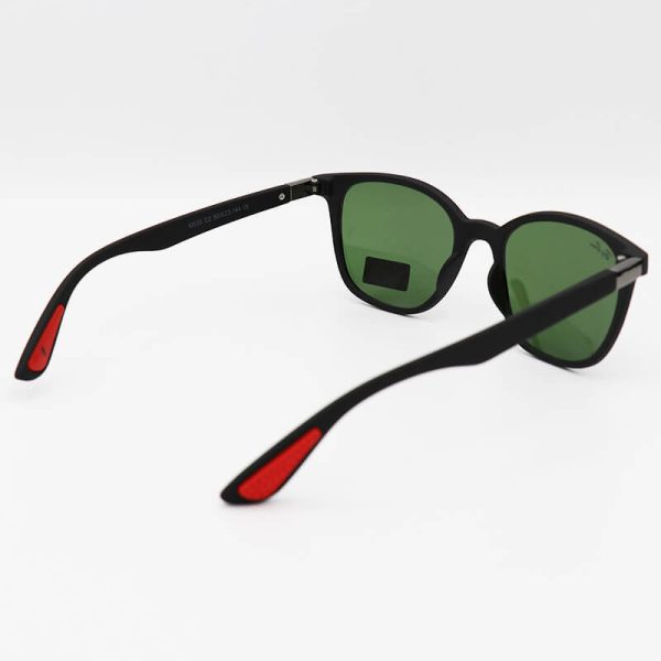 عکس از عینک آفتابی ریبن با فریم مشکی، مربعی شکل و لنز سبز رنگ و شیشه ای مدل m035