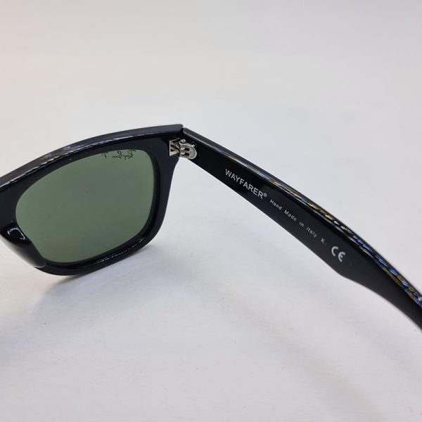 عکس از عینک آفتابی ریبن با فریم ویفرر مشکی و لنز سنگ دودی رنگ و پلاریزه مدل rb2140-3n