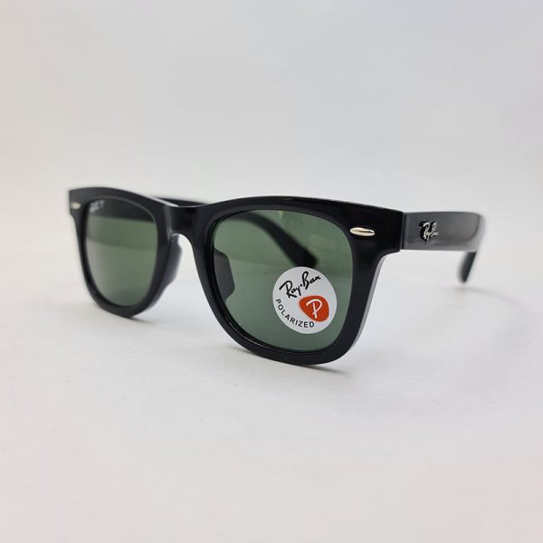 عکس از عینک آفتابی ریبن با فریم ویفرر مشکی و لنز سنگ دودی رنگ و پلاریزه مدل rb2140-3n