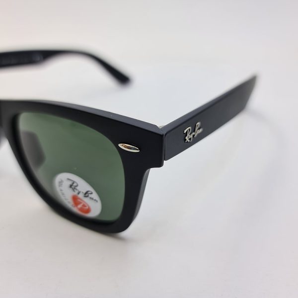عکس از عینک آفتابی ریبن با فریم ویفرر مشکی مات و عدسی شیشه ای دودی رنگ و پلاریزه مدل rb2140-3n