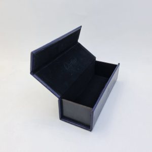 عکس از کیف عینک اهنربایی رنگ سرمه ای از جنس چرم و مستطیلی کارتیه مدل 991791
