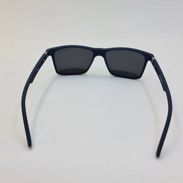 عکس از عینک آفتابی پلاریزه سورمه ای با فریم مستطیلی برند پلیس مدل 9474