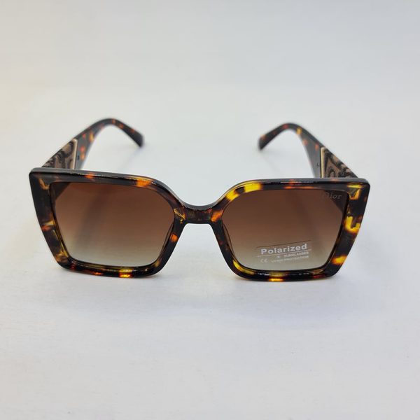عکس از عینک آفتابی پلار دیور با فریم پلنگی و قهوه ای چند رنگ و دسته طرح دار مدل p6818