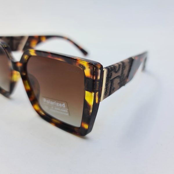 عکس از عینک آفتابی پلار دیور با فریم پلنگی و قهوه ای چند رنگ و دسته طرح دار مدل p6818