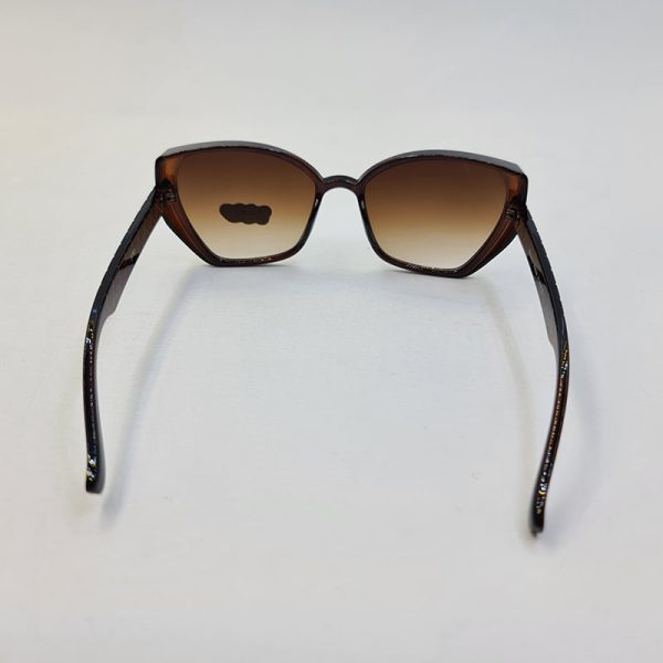 عکس از عینک آفتابی بچگانه با فریم قهوه ای رنگ پروانه ای با لنز سایه روشن مدل 3083