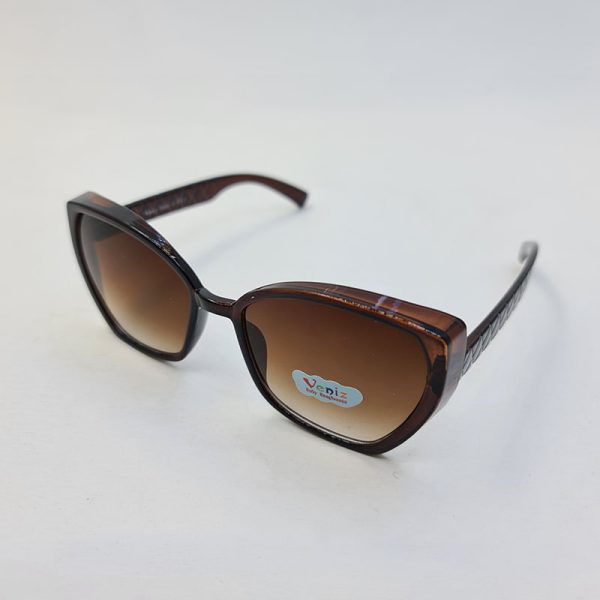 عکس از عینک آفتابی بچگانه با فریم قهوه ای رنگ پروانه ای با لنز سایه روشن مدل 3083