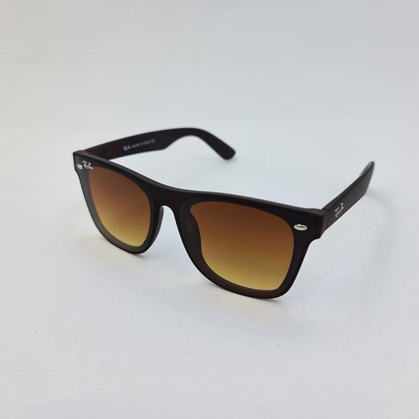 عکس از عینک آفتابی با لنز و فریم قهوه ای و اسپورت برند ray-ban مدل 3588