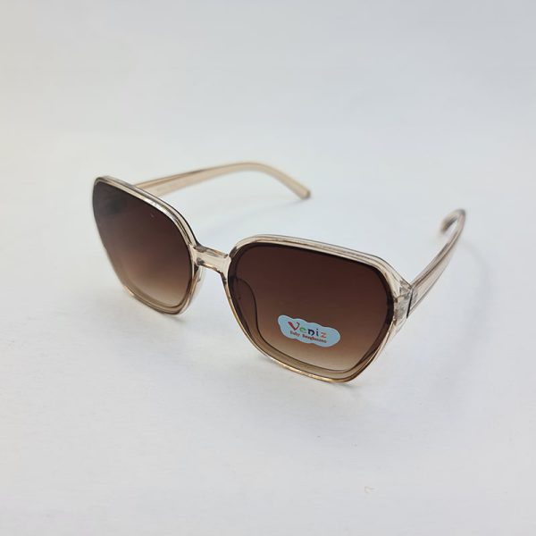 عکس از عینک آفتابی بچه گانه با فریم چندضلعی و لنز قهوه ای رنگ و سایه روشن مدل 3091