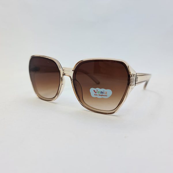 عکس از عینک آفتابی بچه گانه با فریم چندضلعی و لنز قهوه ای رنگ و سایه روشن مدل 3091