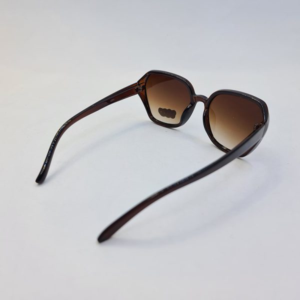 عکس از عینک آفتابی بچه گانه با فریم قهوه ای تیره و عدسی سایه روشن مدل 3091