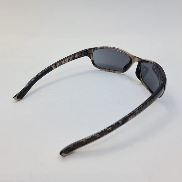 عکس از عینک آفتابی ورزشی با فریم قهوه ای و مشکی رنگ و عدسی دودی تیره مدل 112