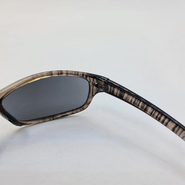 عکس از عینک آفتابی ورزشی با فریم قهوه ای و مشکی رنگ و عدسی دودی تیره مدل 112