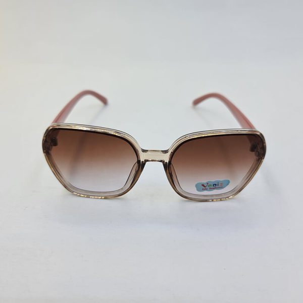 عکس از عینک آفتابی بچه گانه با فریم قهوه ای، دسته کالباسی و لنز قهوه ای مدل 3091