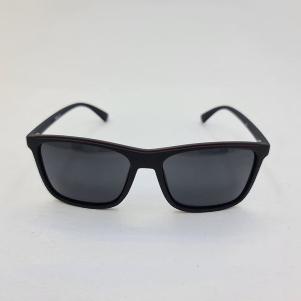 عکس از عینک آفتابی پلاریزه با فریم مشکی و حاشیه زرشکی برند پرادا مدل 9554