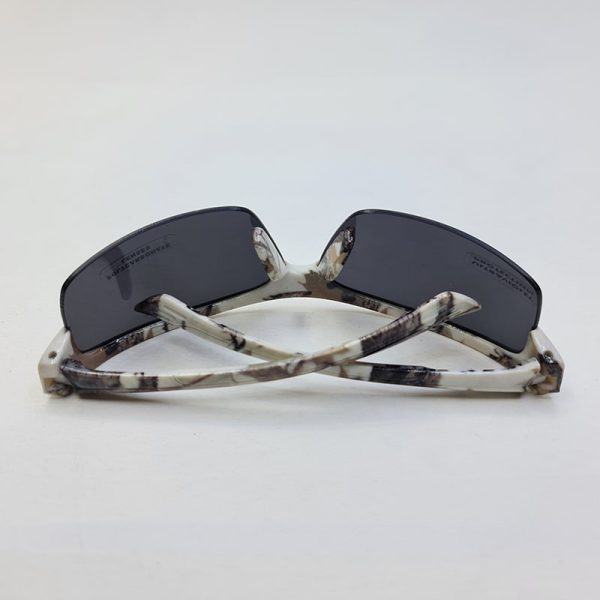 عکس از عینک آفتابی ورزشی با فریم طرح سرامیکی و عدسی دودی تیره مدل 111