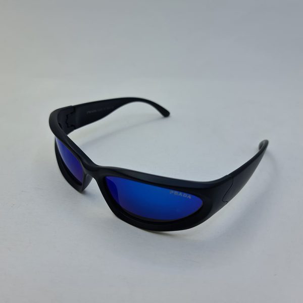 عکس از عینک آفتابی پرادا با فریم مشکی و مات و عدسی آینه ای آبی تیره مدل xh3332