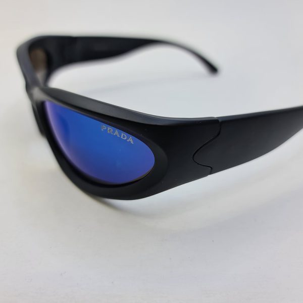 عکس از عینک آفتابی پرادا با فریم مشکی و مات و عدسی آینه ای آبی تیره مدل xh3332