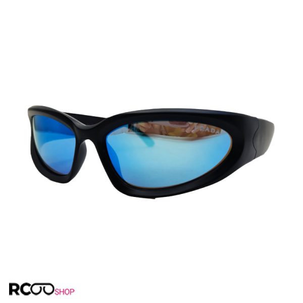 عکس از عینک آفتابی prada با فریم مشکی و عدسی آینه ای آبی روشن مدل xh3332