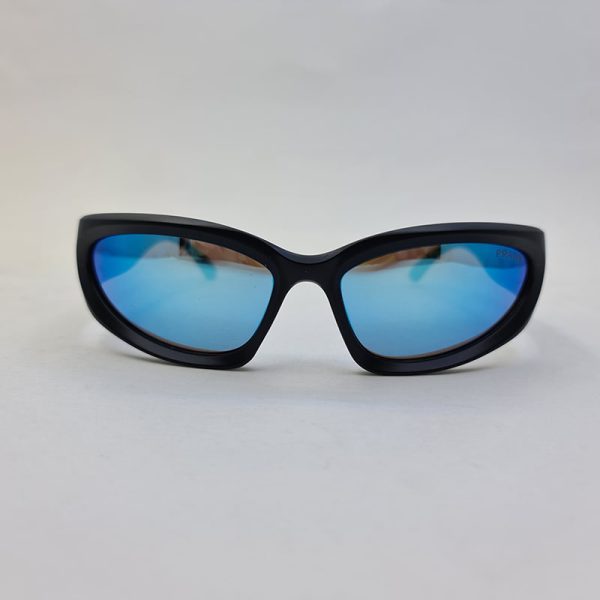 عکس از عینک آفتابی prada با فریم مشکی و عدسی آینه ای آبی روشن مدل xh3332
