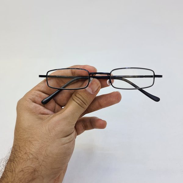 عکس از عینک مطالعه با نمره چشم 2. 25 و طرح خودکاری و قاب مشکی و زرد
